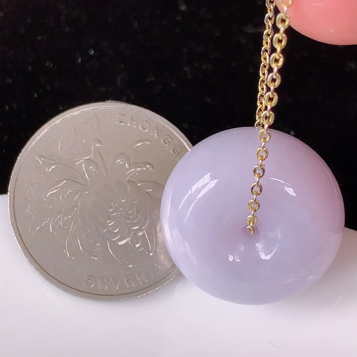 自然光实拍，冰润紫罗兰翡翠路路通吊坠，路路畅通，翠色灵动，种老水足，寓意好，品相佳，佩戴佳品！#12.3