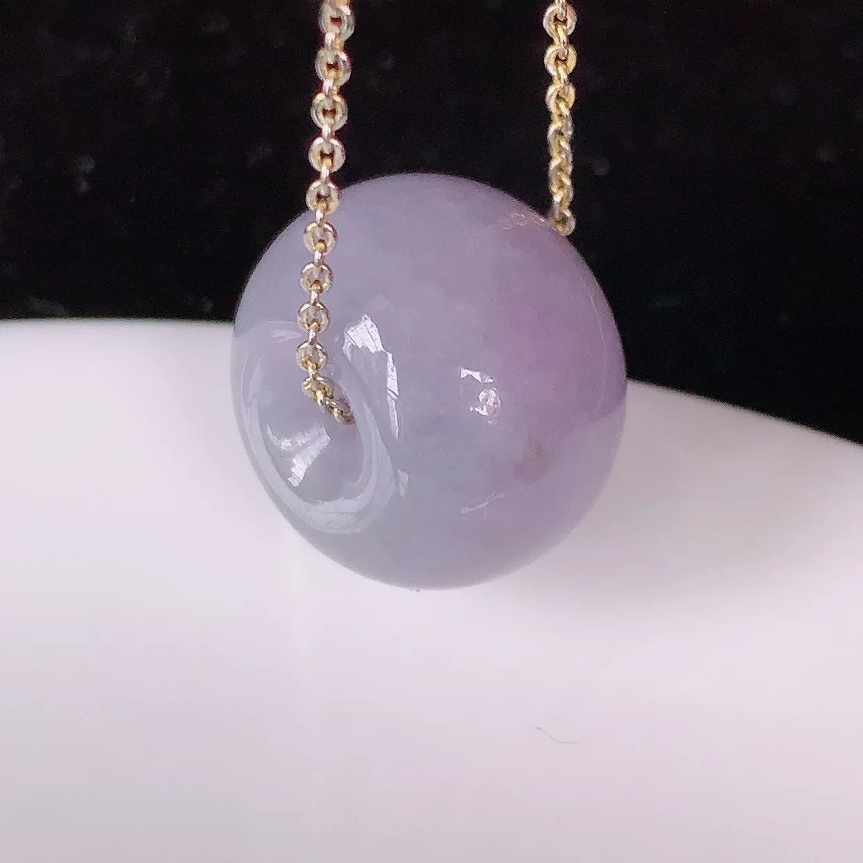 自然光实拍，冰润紫罗兰翡翠路路通吊坠，寓意时来运转、财源滚滚，款式新颖时尚，日常百搭的款！配图银链#05.3