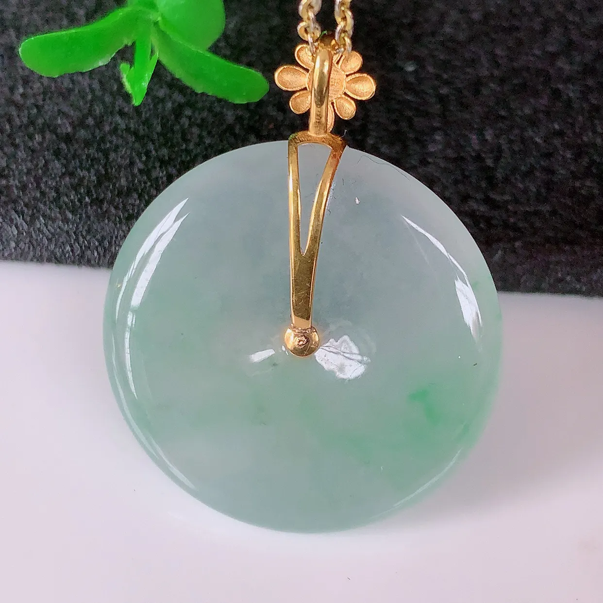 18K金镶嵌冰种飘绿翡翠平安扣吊坠，水润光泽，寓意平平安安，佩戴时尚漂亮！#41.3整体30.5-24-5.2裸石24*24