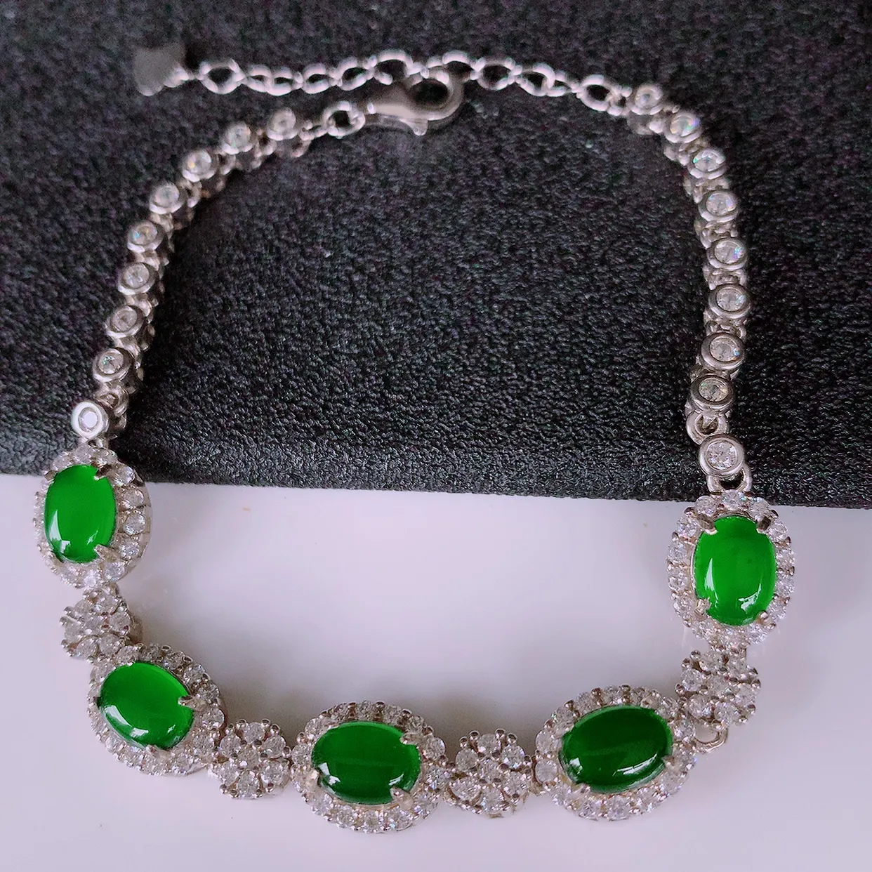 冰透满绿翡翠925银镶嵌，自然光实拍，翠色灵动，颜色漂亮，种老水足，品相佳，佩戴佳品！#97.3取一整体10.5-8-6.2裸石7*4.8