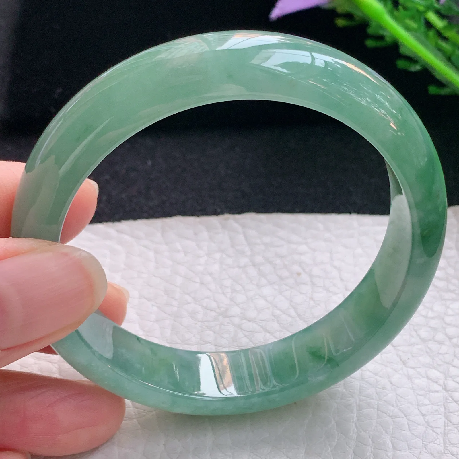 js自然光55*13.2*7.5平安镯 翡翠a货玉手冰润湖水绿宽边珠宝玉手环