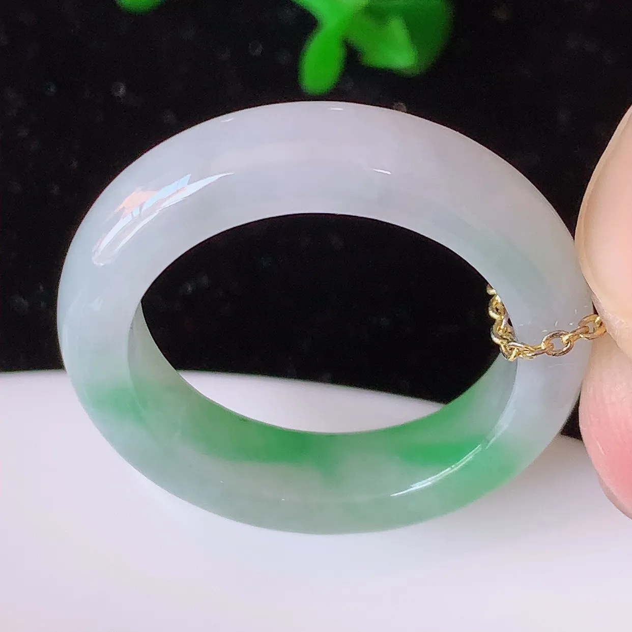 自然光实拍，19.7mm内径冰飘绿翡翠指环，玉戒指，玉质莹润，好精美好冰润的指环，21圈口，上手纤巧