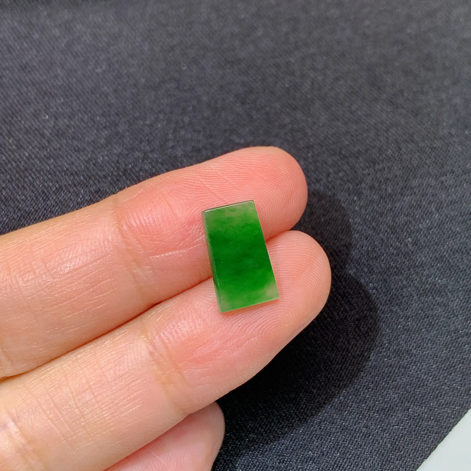 冰飘绿马鞍，镶嵌佳品，冰润色阳，种水足 尺寸11.7*7*1.5