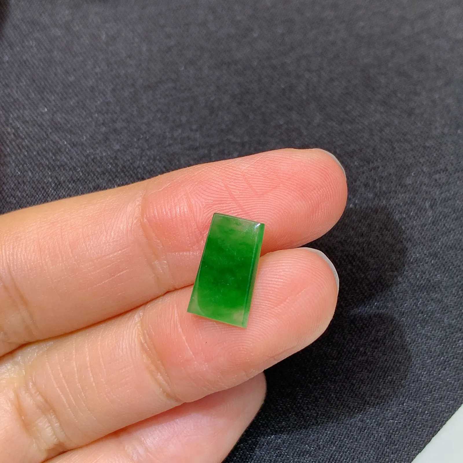 冰飘绿马鞍，镶嵌佳品，冰润色阳，种水足 尺寸11.7*7*1.5