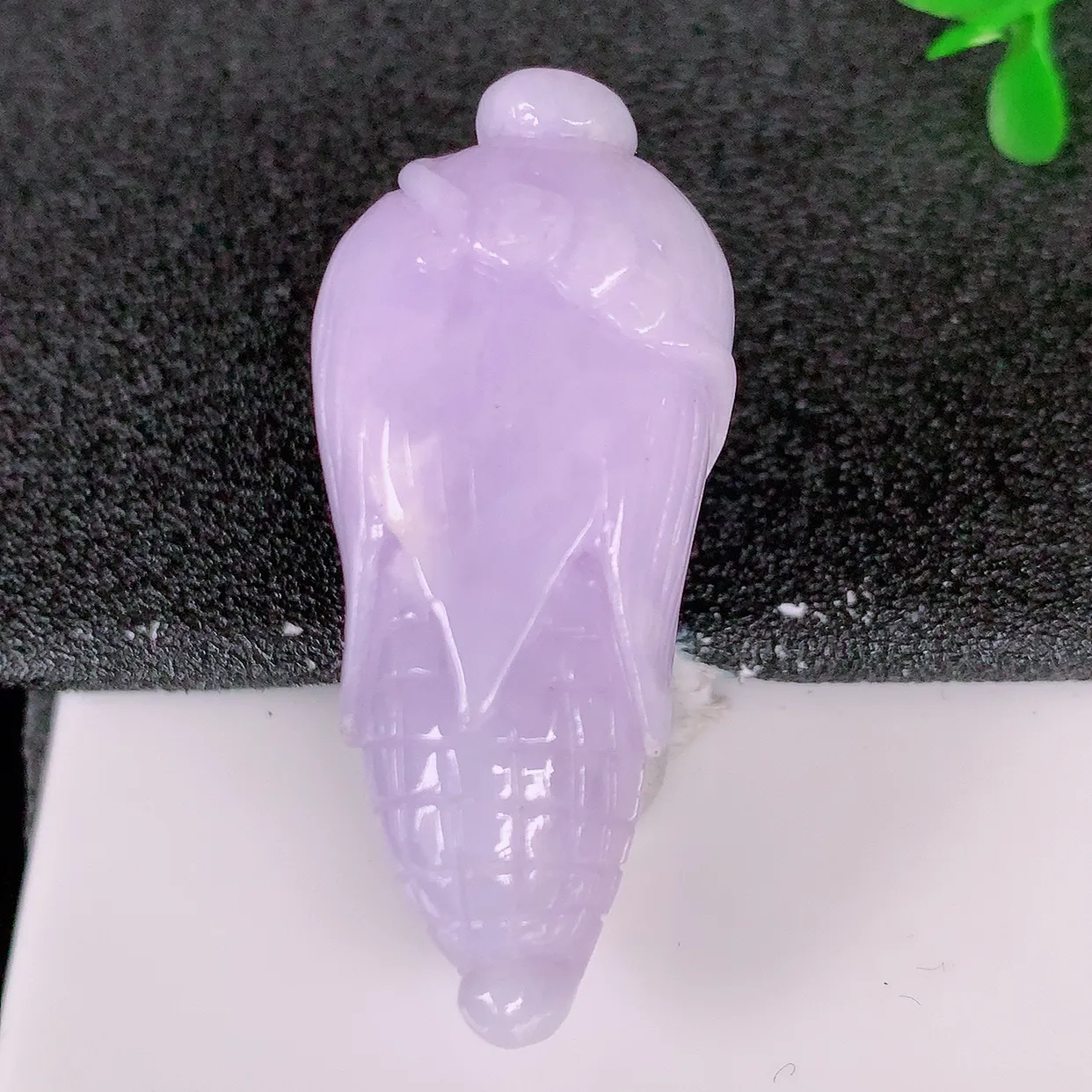 自然光实拍，水润紫罗兰翡翠玉米吊坠，多子多福，翠色灵动，玉质细腻，颜色漂亮，品相佳，佩戴佳品！#05.3