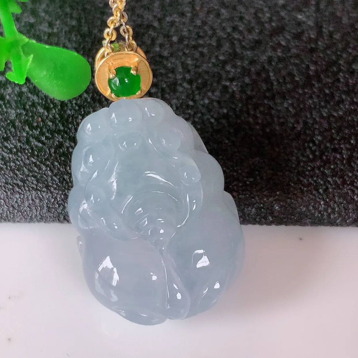 自然光实拍，18K金镶嵌冰紫罗兰翡翠招财貔貅吊坠，民间有“一摸貔貅运程旺盛，再摸貔貅财运滚滚，三摸貔貅平步青云 ”的美好祝愿。#00.3整体28裸石21.5*15.8-9