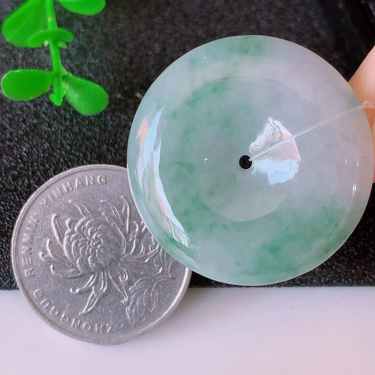 自然光实拍，冰润飘花平安扣翡翠吊坠，种老水足，雕工精湛 ，寓意美好，佩戴时尚出众！#49.5