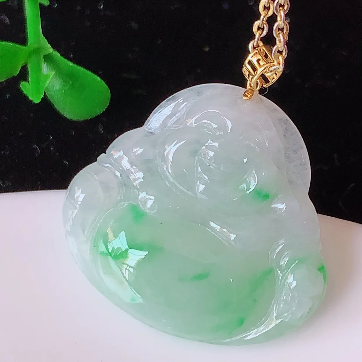 18k金镶嵌冰飘绿翡翠佛公吊坠，款式新颖，佩戴效果时尚出众，尽显气质，水润精细，美感十足。#42.5