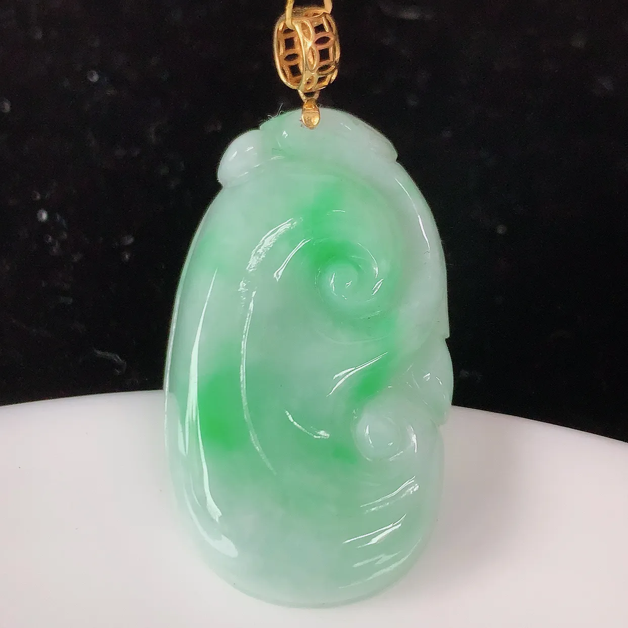 18k金镶嵌冰润飘绿翡翠万事如意吊坠，款式新颖时尚，日常百搭的款。清秀高雅，佩戴优雅高贵！#35.3