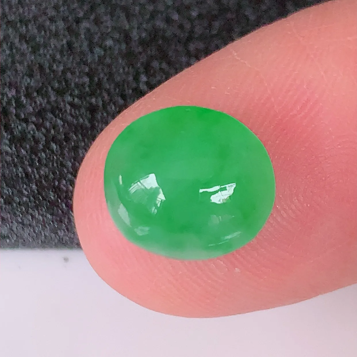 自然光实拍，冰种满绿翡翠蛋面，戒面，翠色灵动，玉质细腻，颜色漂亮，品相佳，佩戴佳品！#94.3尺寸10.5-9.5-5.5mm