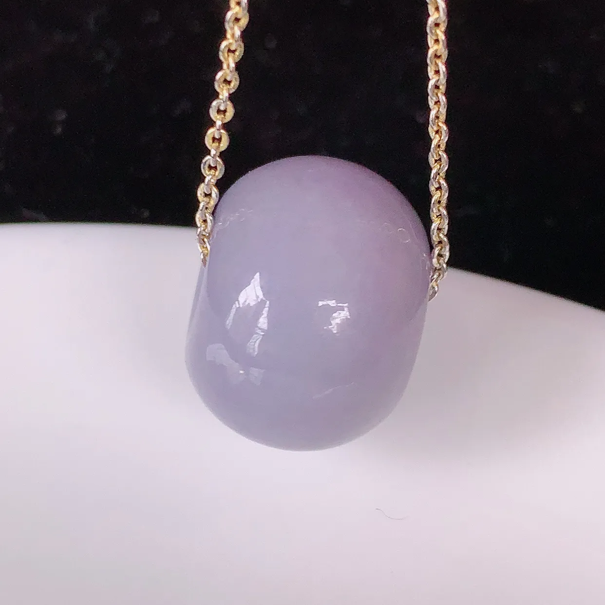 自然光实拍，冰润紫罗兰翡翠路路通吊坠，寓意时来运转、财源滚滚，款式新颖时尚，日常百搭的款！配图银链#05.3