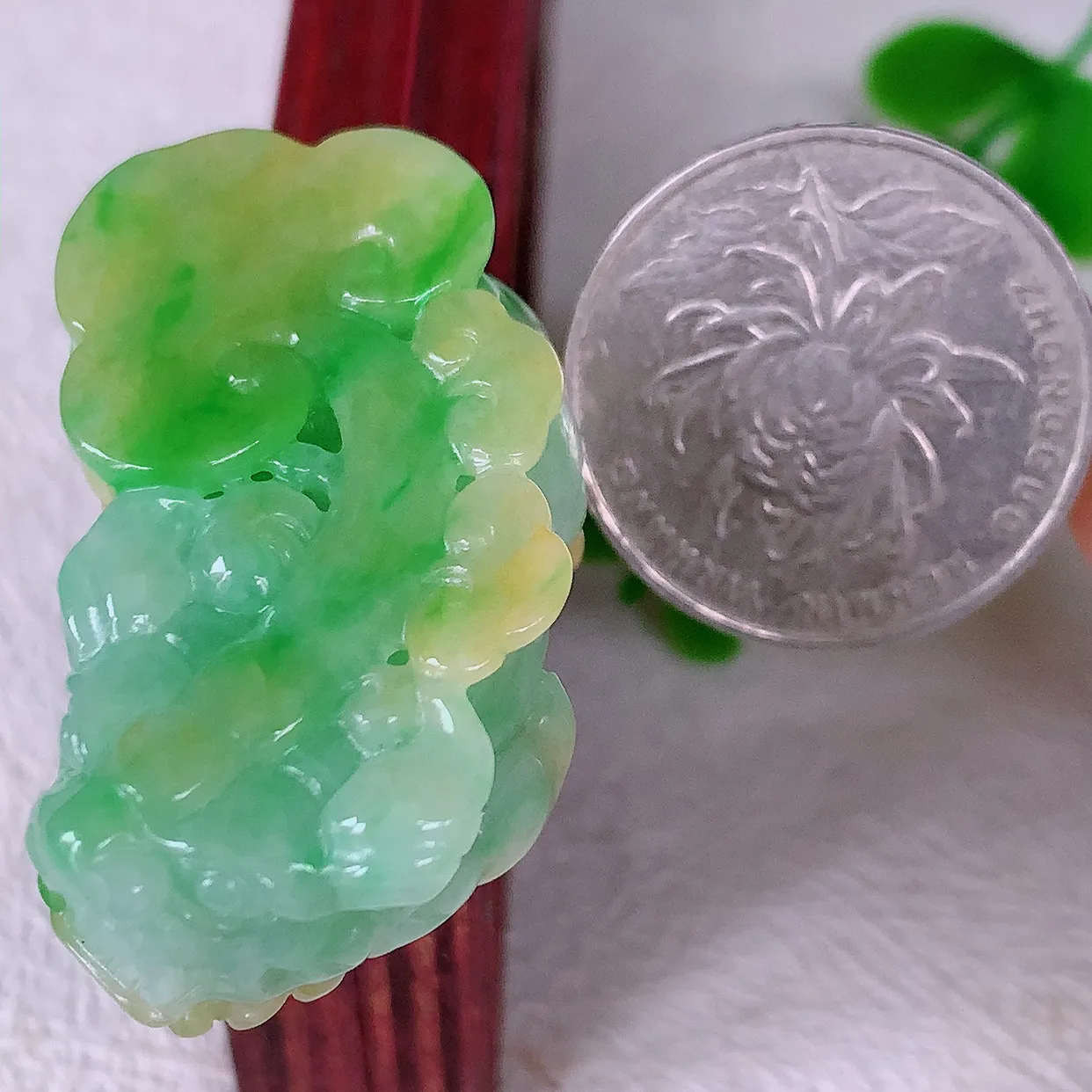 自然光实拍，冰润黄加绿翡翠霸王貔貅吊坠，民间有“一摸貔貅运程旺盛，再摸貔貅财运滚滚，三摸貔貅平步青云 ”的美好祝愿。#97.3