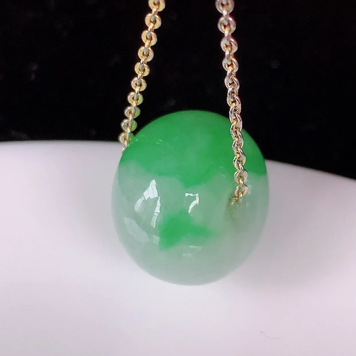 自然光实拍，水润飘绿翡翠路路通吊坠，寓意时来运转、财源滚滚，款式新颖时尚，日常百搭的款！配图银链#05.3