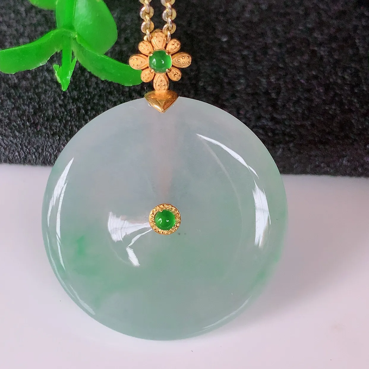 18K金镶嵌冰种飘绿翡翠平安扣吊坠，水润光泽，寓意平平安安，佩戴时尚漂亮！#41.3整体30.5-24-5.2裸石24*24