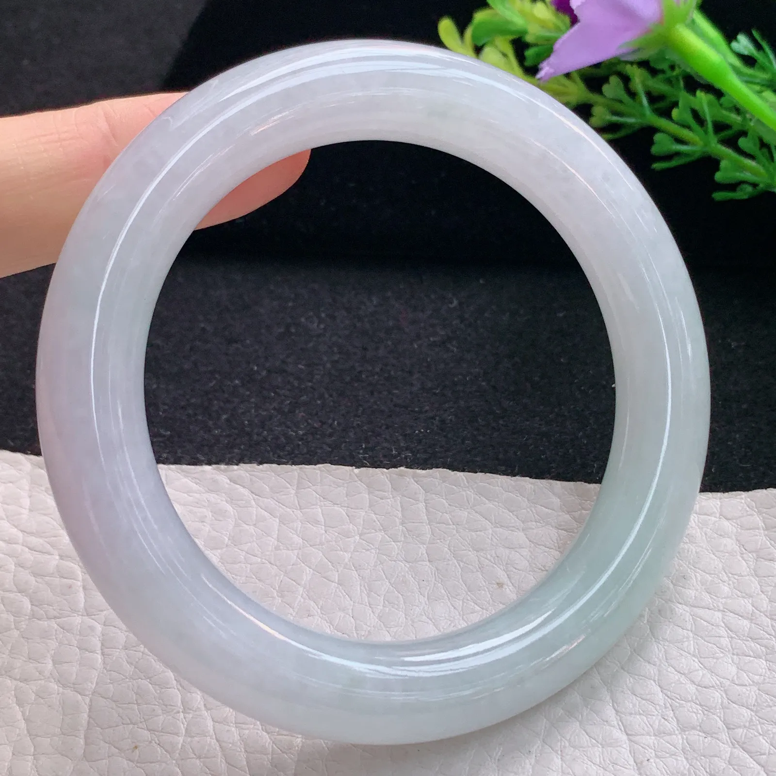 hf自然光57*10.8*11美人镯 翡翠a货玉手镯清新飘绿圆条珠宝玉手环