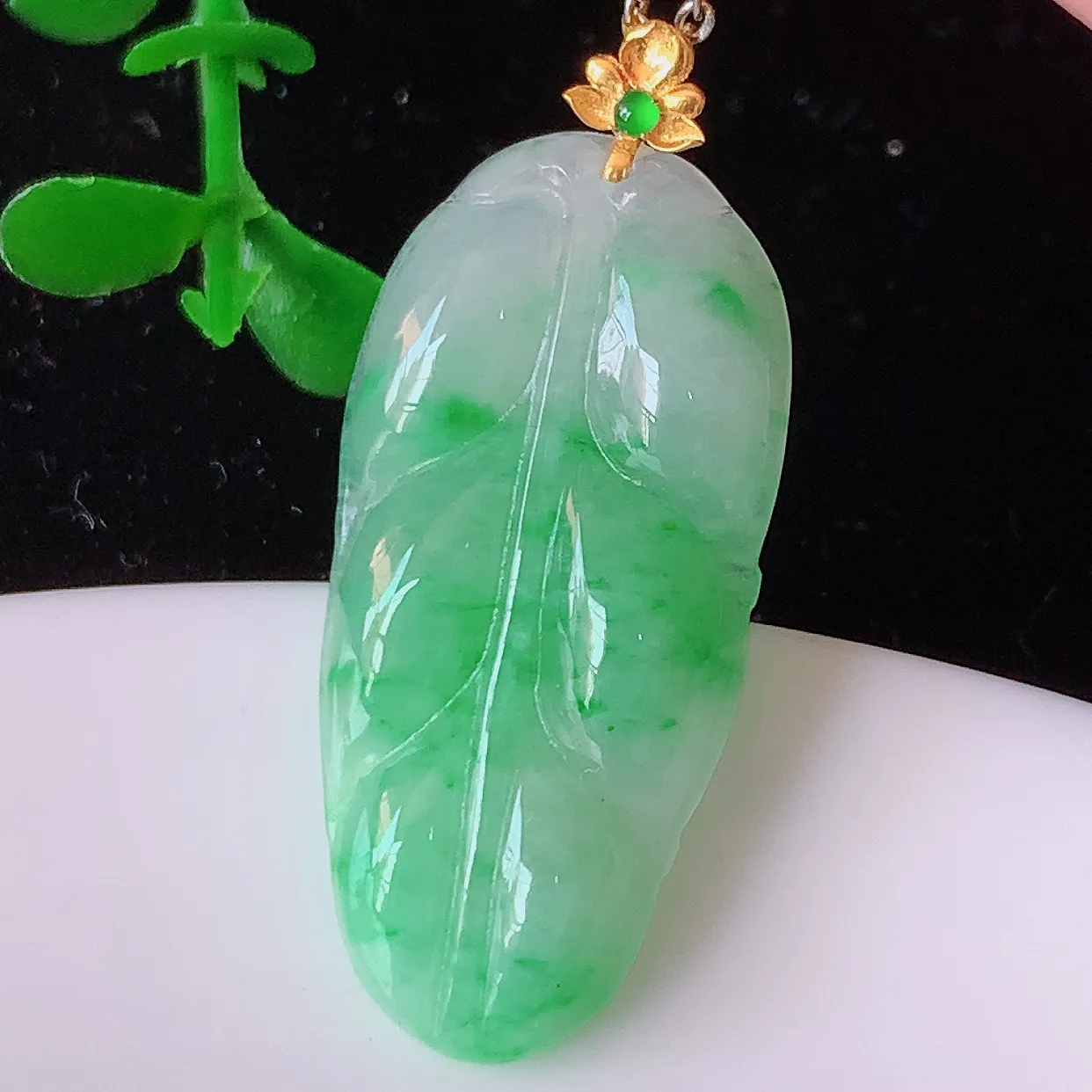 18K金镶嵌冰飘绿翡翠叶子吊坠 ，种水足，色泽清新，工艺精湛，叶子寓意美好；金枝玉叶，事业有成。#4