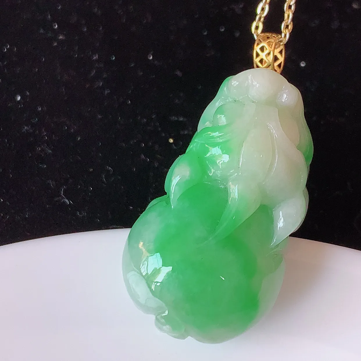 18K金镶嵌冰润飘绿貔貅翡翠吊坠，种老水足，雕工精湛 ，寓意美好，佩戴时尚出众！#1.5