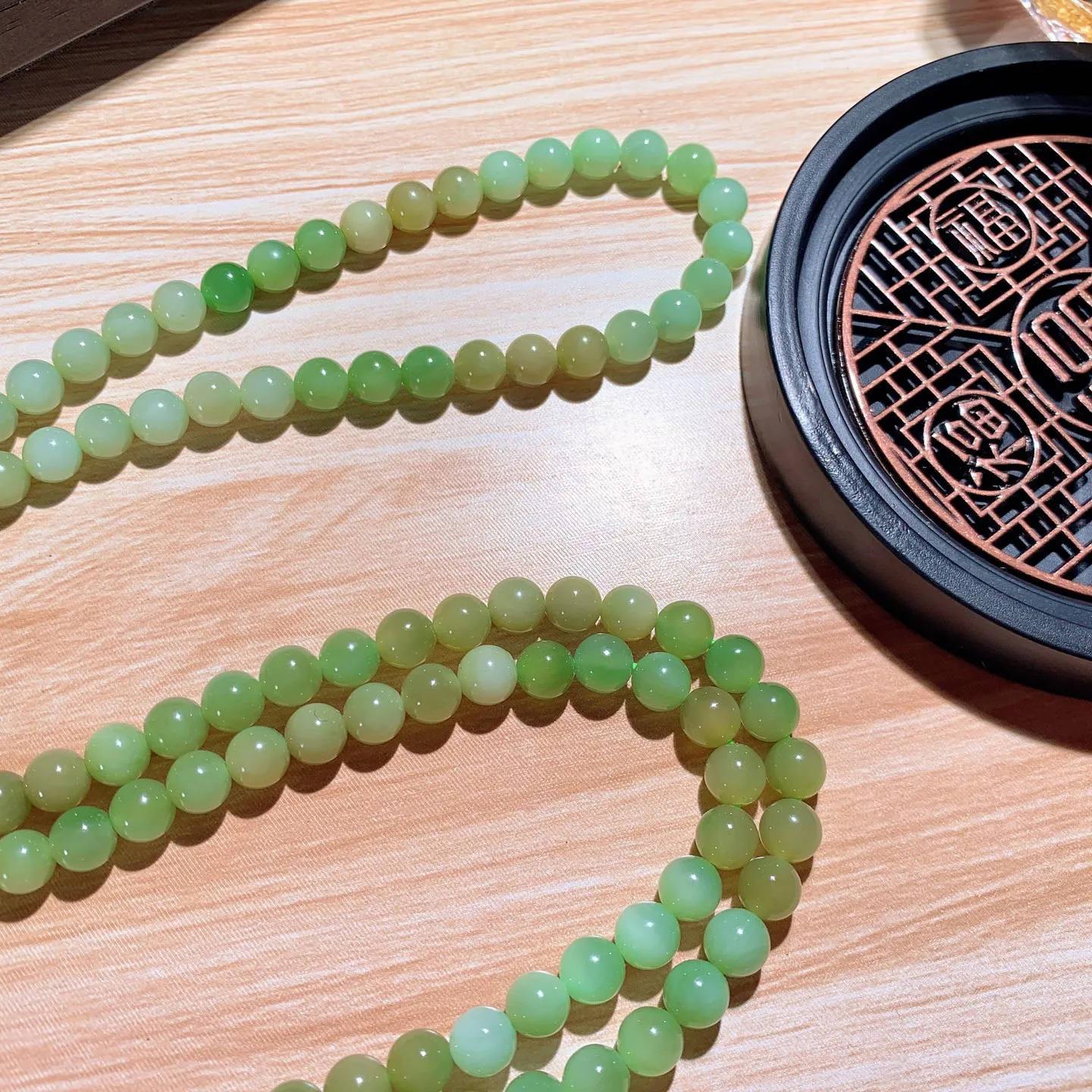 和田玉薄荷绿俄罗斯碧玉108佛珠项链。单颗尺寸6重36.5克。玉质细腻油润。手推出油。佩戴高端典雅。