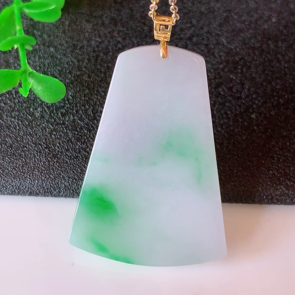 18K金镶嵌冰润飘绿平安无事牌吊坠，翡翠无事牌，平平安安，无事牌翠色灵动，佩戴平安时尚！#41.5整体44.5*裸石39*28.5*4