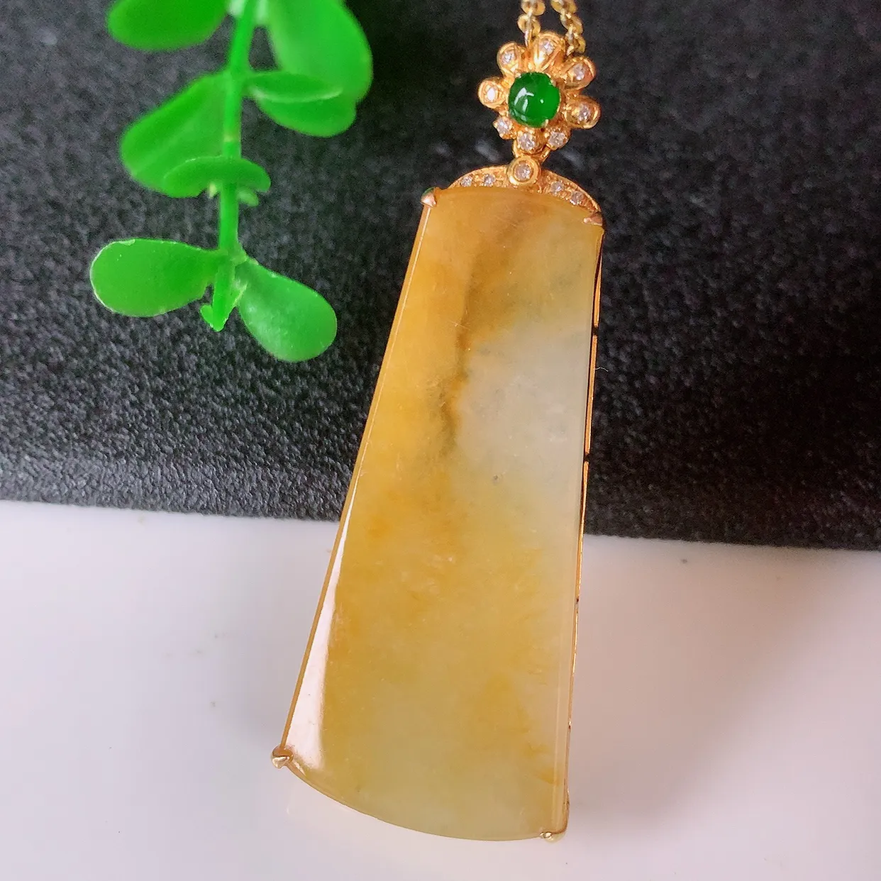 自然光实拍，18K金镶嵌水润黄翡双彩翡翠平安无事牌吊坠，平平安安，无事牌翠色灵动，佩戴平安时尚！#00.3整体43.8*17*5.2裸石35.5*15.5