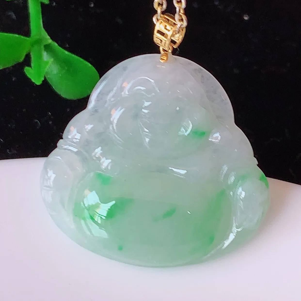 18k金镶嵌冰飘绿翡翠佛公吊坠，款式新颖，佩戴效果时尚出众，尽显气质，水润精细，美感十足。#42.5