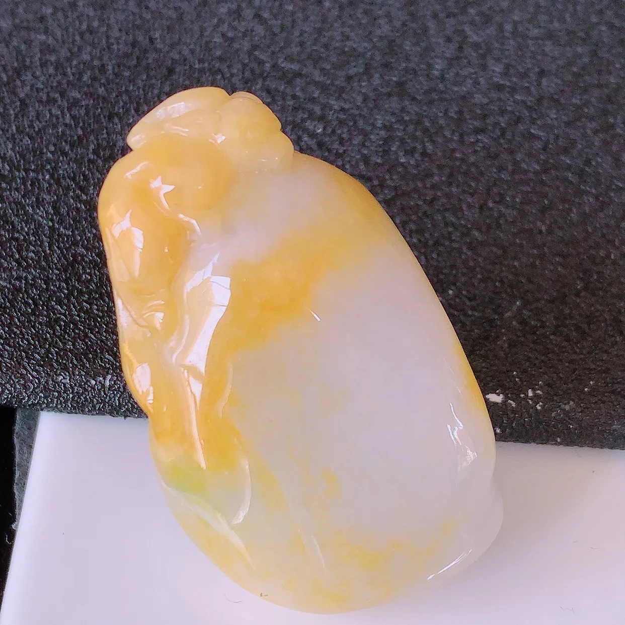 自然光实拍，冰润黄翡双彩翡翠生肖灵猴献瑞吊坠，翠色灵动，种老水足，寓意好，品相佳，佩戴佳品！#32.5