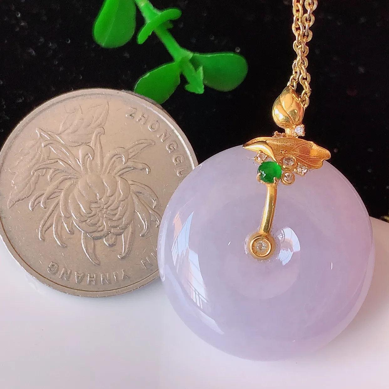 自然光实拍，18K金镶嵌水润紫罗兰翡翠平安扣吊坠，玉扣，冰润光泽，寓意平平安安，平安扣佩戴时尚漂亮！#42.5整体30.5*24.5*12.8裸石24.5*24.5