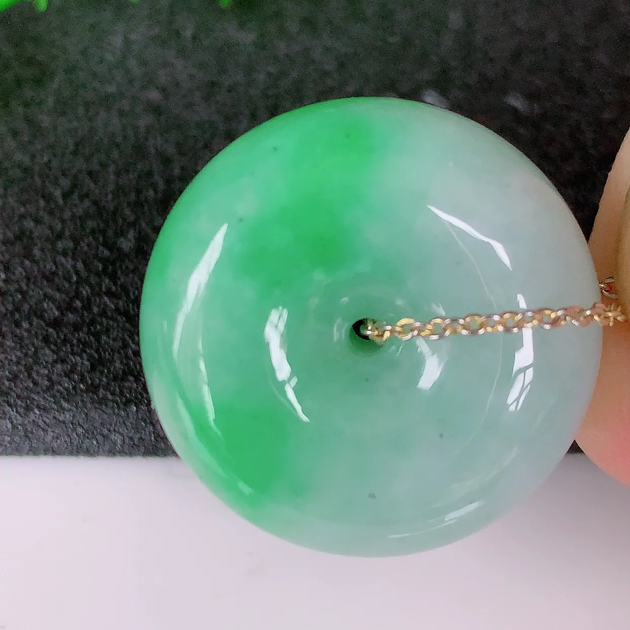 自然光实拍，冰润飘绿翡翠平安扣吊坠，形体饱满圆润，平安扣肥嘟嘟的，平平安安，种水很好，配戴精美！#05.3