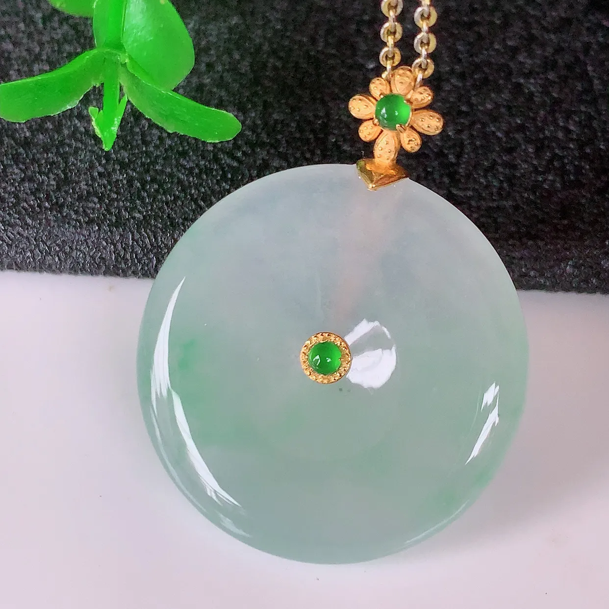 18K金镶嵌冰种飘绿翡翠平安扣吊坠，水润光泽，寓意平平安安，佩戴时尚漂亮！#41.3整体30.5-24-5.2裸石24*24