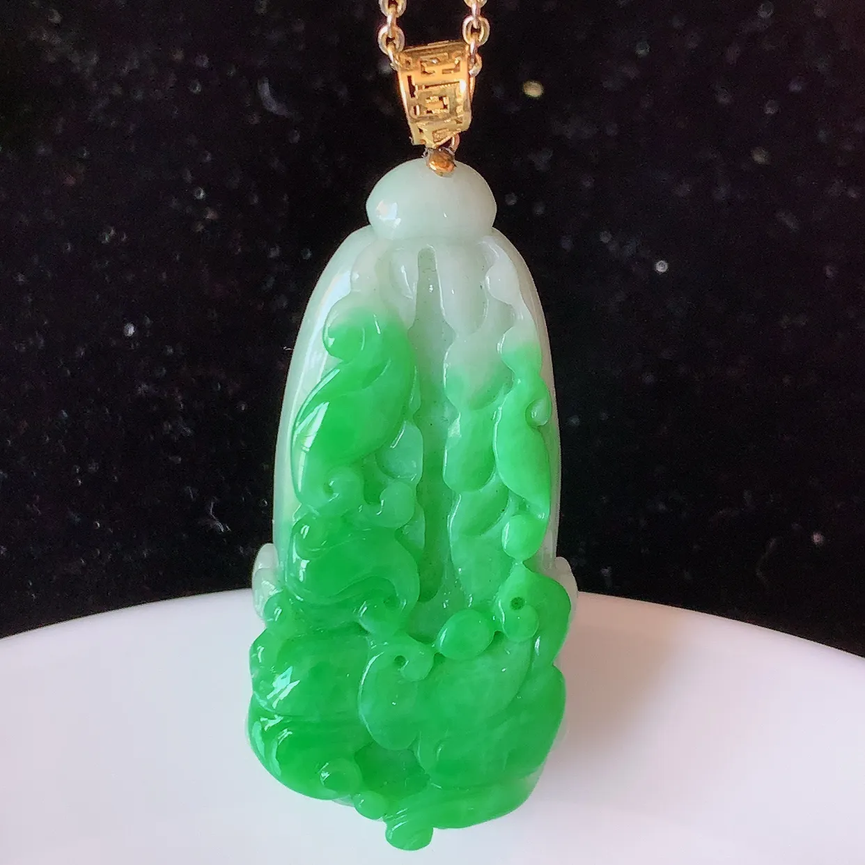 18K金镶嵌辣绿翡翠招百财白菜吊坠，百财聚来，财源滚滚，色泽鲜艳，精工水润的白菜，性价比高！#1.5