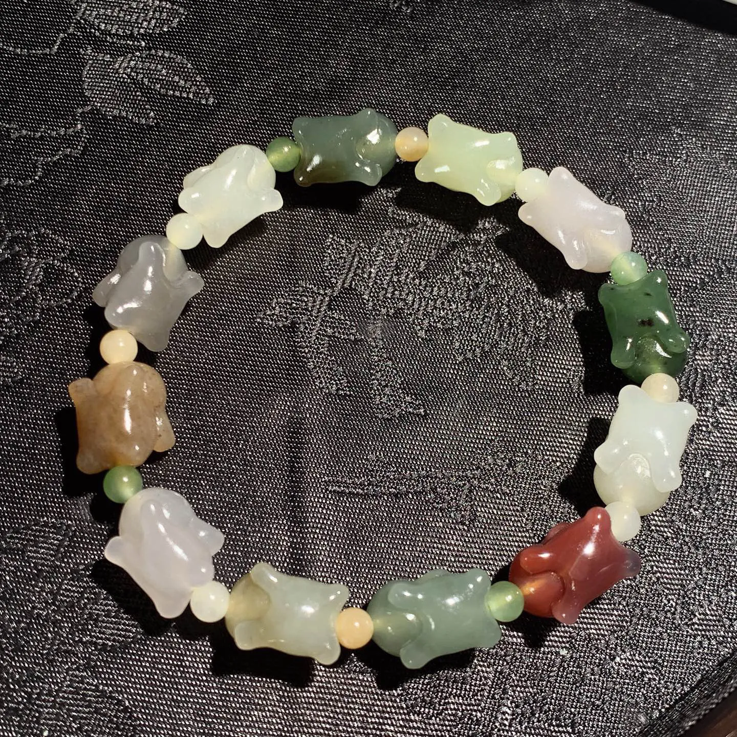 和田玉多宝前途无量兔子手串。单颗尺寸12/9/9重20克。玉质细腻油润。手推出油。佩戴高端典雅。lt251205