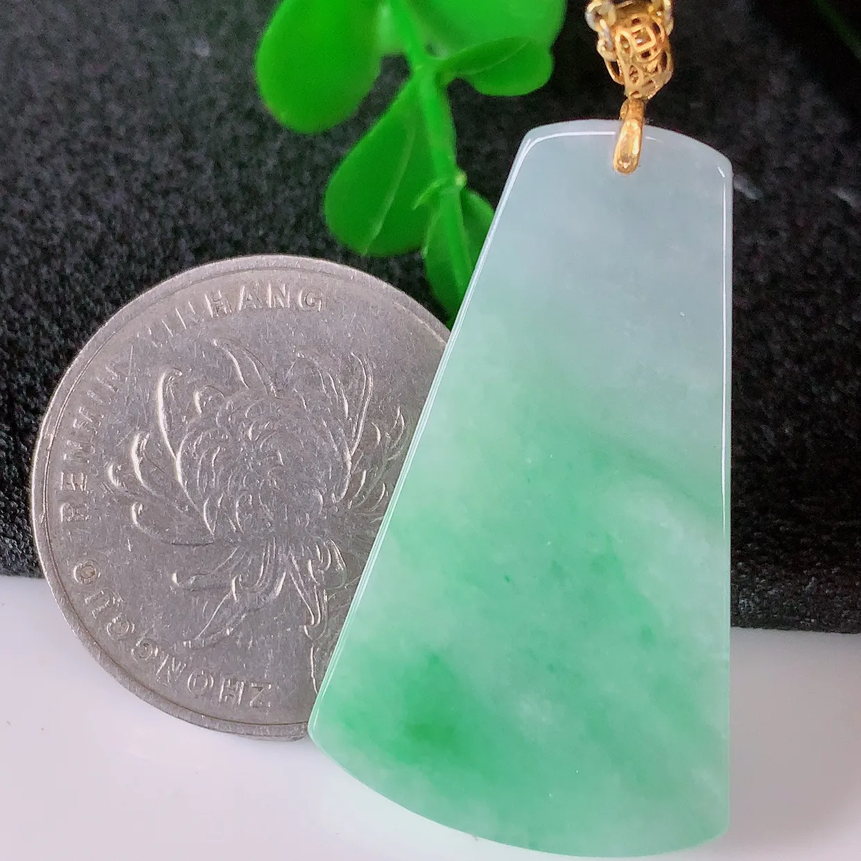 18k金镶嵌冰润飘绿翡翠平安无事牌吊坠，款式新颖时尚，日常百搭的款。清秀高雅，佩戴优雅高贵！#41.3
