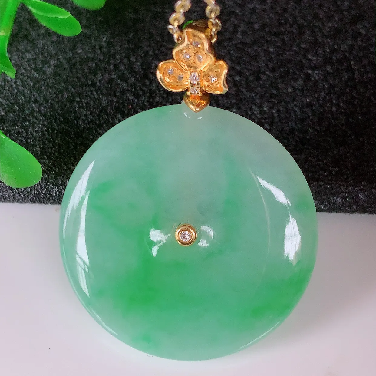 自然光实拍，18K金镶嵌水润翡翠平安扣吊坠，玉扣，冰润光泽，寓意平平安安，平安扣佩戴时尚漂亮！#00.3整体33.5*25.5*5.5裸石25.5*25.5