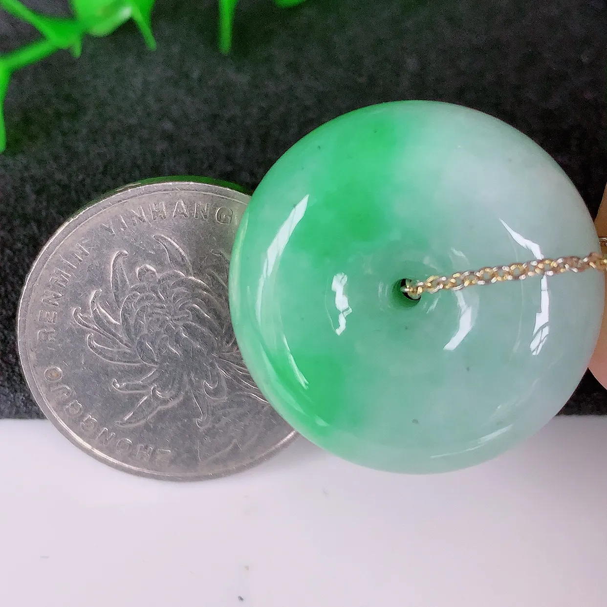 自然光实拍，冰润飘绿翡翠平安扣吊坠，形体饱满圆润，平安扣肥嘟嘟的，平平安安，种水很好，配戴精美！#05.3