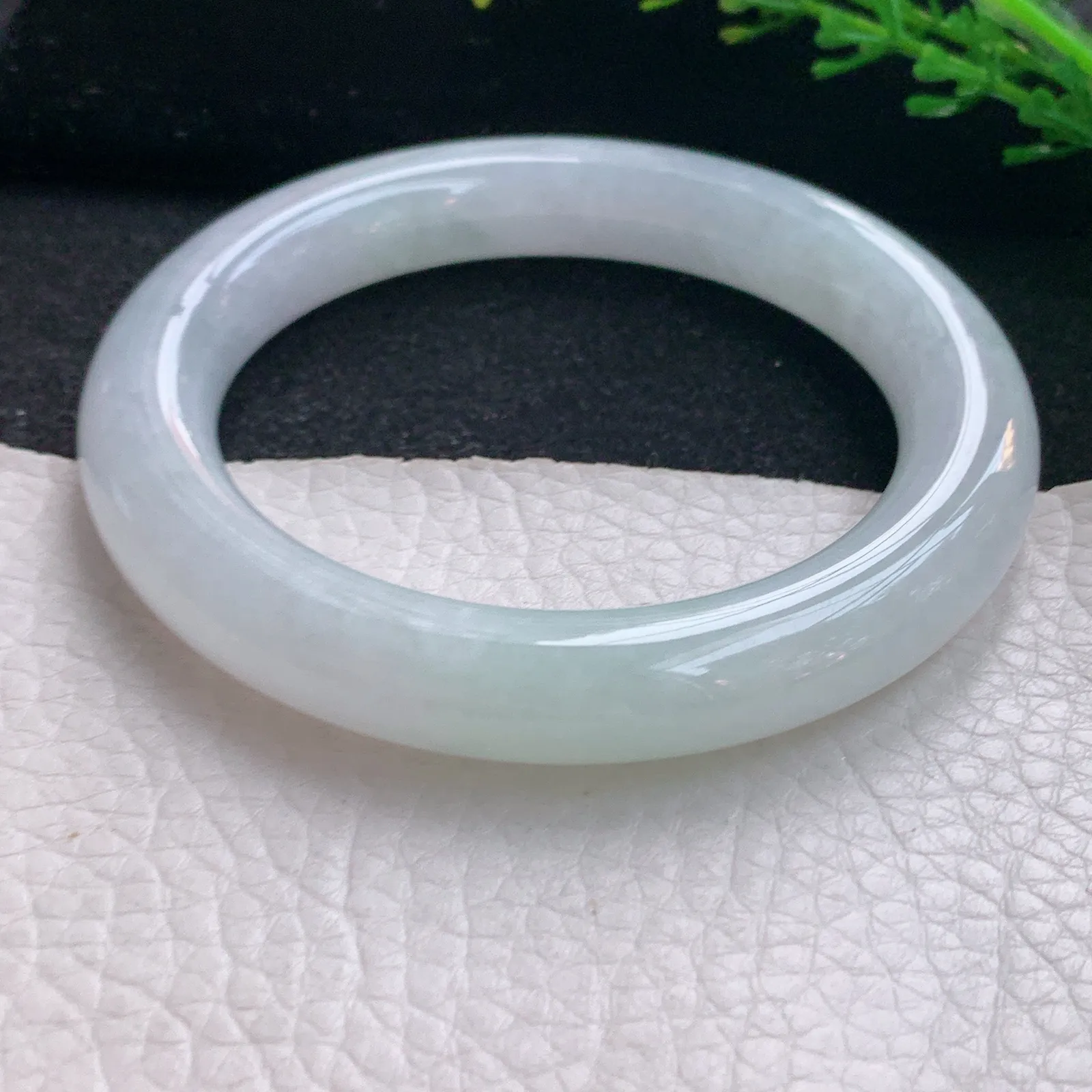 hf自然光57*10.8*11美人镯 翡翠a货玉手镯清新飘绿圆条珠宝玉手环