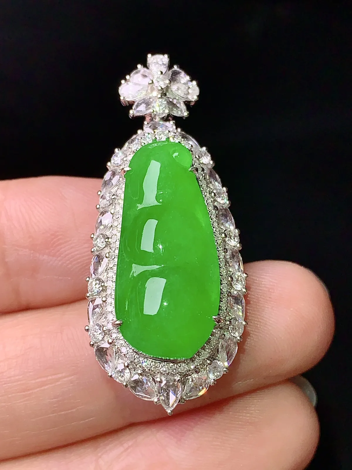 18k金钻镶嵌满绿四季豆吊坠 玉质细腻 色泽清新艳丽 整体尺寸38.5*16.2*11.5