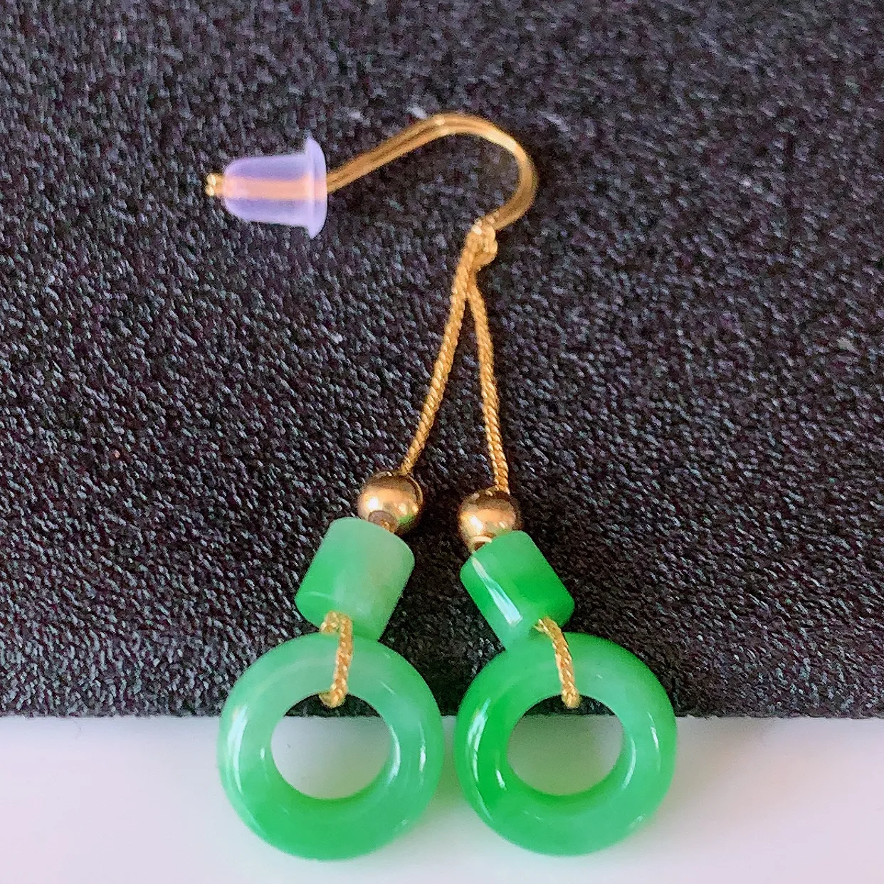 18k金镶嵌冰飘绿翡翠平安扣耳坠，沁人心脾，耳坠佩戴效果大气出众，尽显气质。种水好，胶感足，颜相当漂亮，高性价比，值得入手品鉴！#42.5整体38.5裸石9.5*3.2