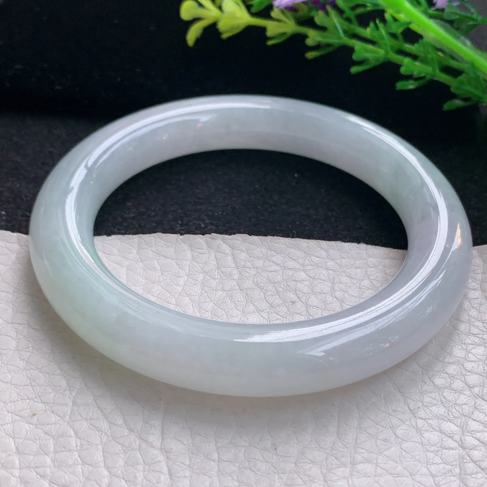 hf自然光57*10.8*11美人镯 翡翠a货玉手镯清新飘绿圆条珠宝玉手环