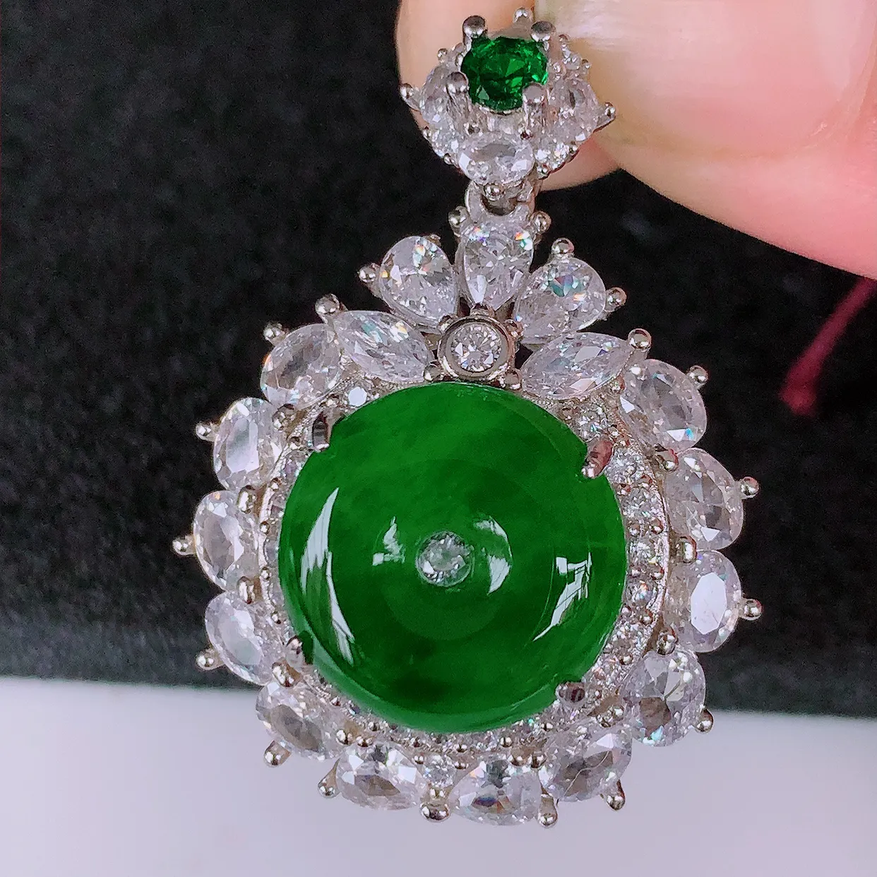 冰透满绿翡翠925银镶嵌平安扣吊坠，自然光实拍，翠色灵动，颜色漂亮，种老水足，品相佳，佩戴佳品！#97.3整体32.8*24.5*10.5裸石13*13