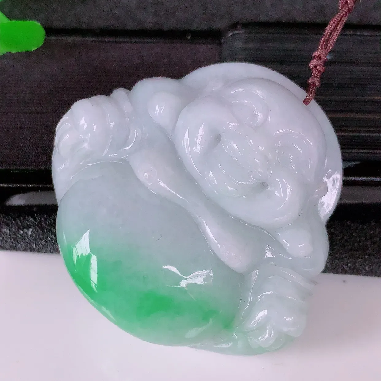 自然光实拍，大件冰润飘绿翡翠佛公吊坠，开心笑佛，种老水足，颜色漂亮，立体饱满圆润，佩戴效果赞#41.37