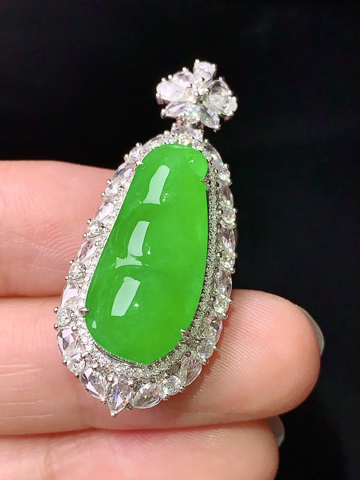 18k金钻镶嵌满绿四季豆吊坠 玉质细腻 色泽清新艳丽 整体尺寸38.5*16.2*11.5