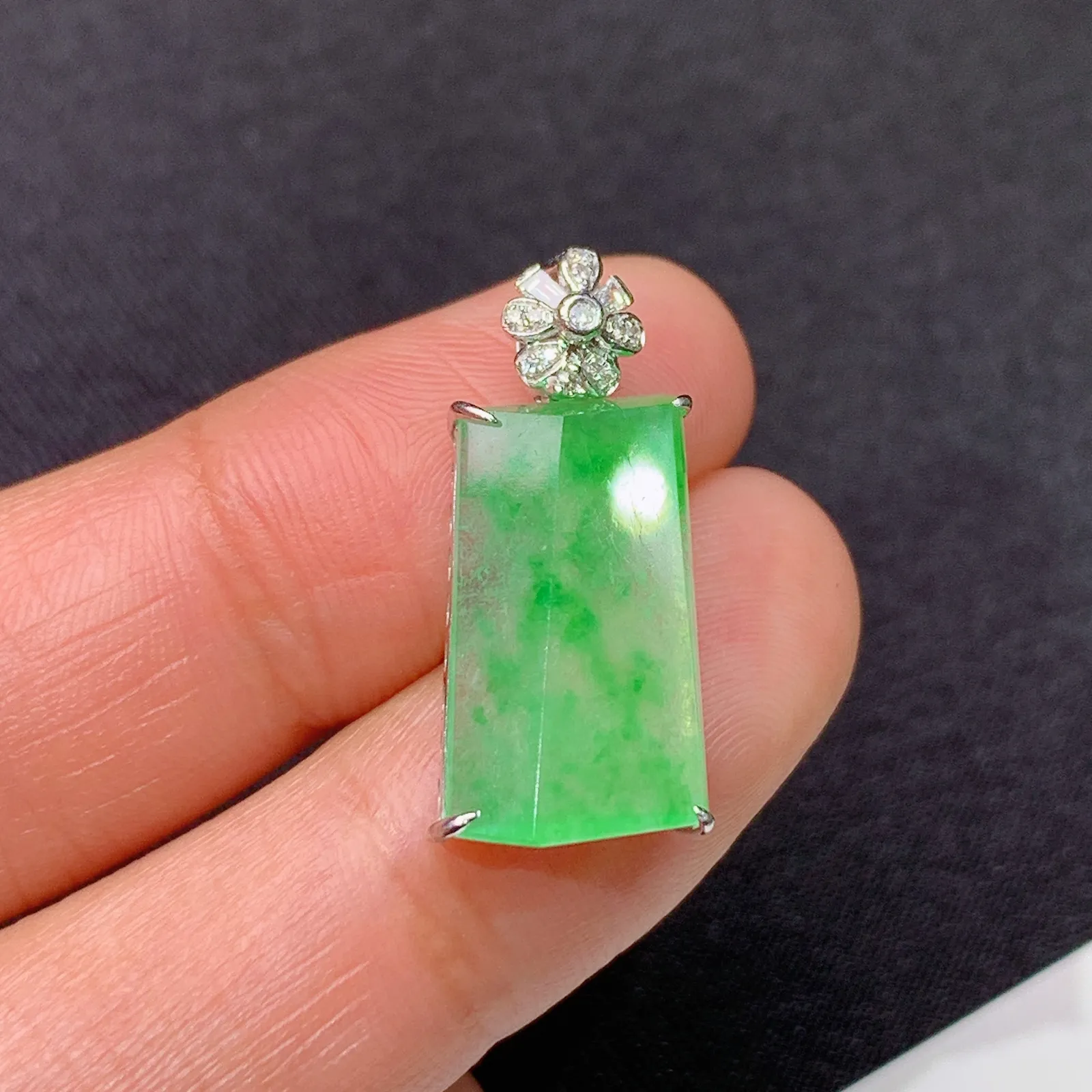 冰飘绿无事牌吊坠，18k金镶嵌，冰润色阳，玉质细腻，种水足 尺寸22.9*10.6*5