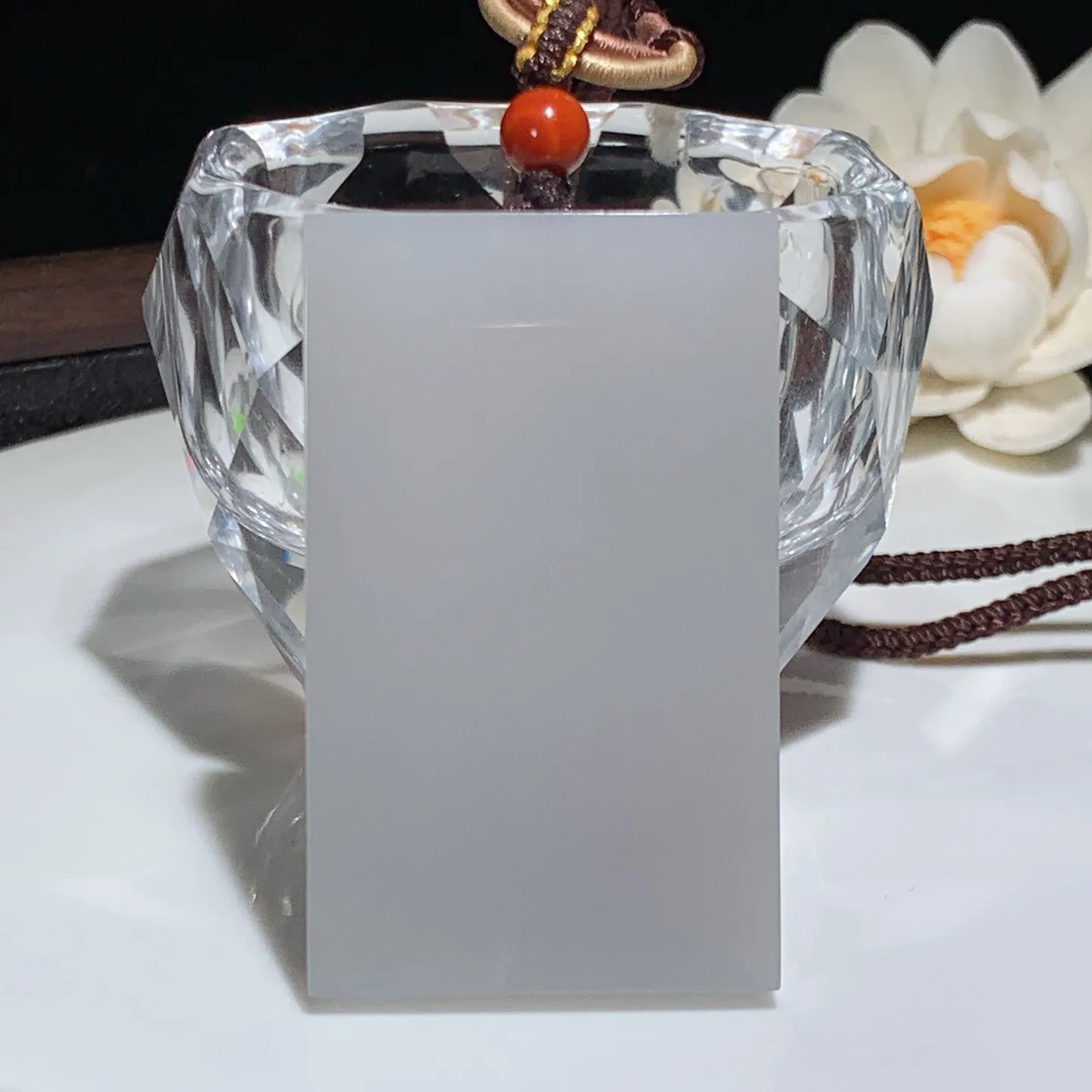 和田玉紫罗兰平安无事牌子挂件。尺寸54/33/7重37.8克。玉质细腻油润。手推出油。佩戴高端典雅。lt251205