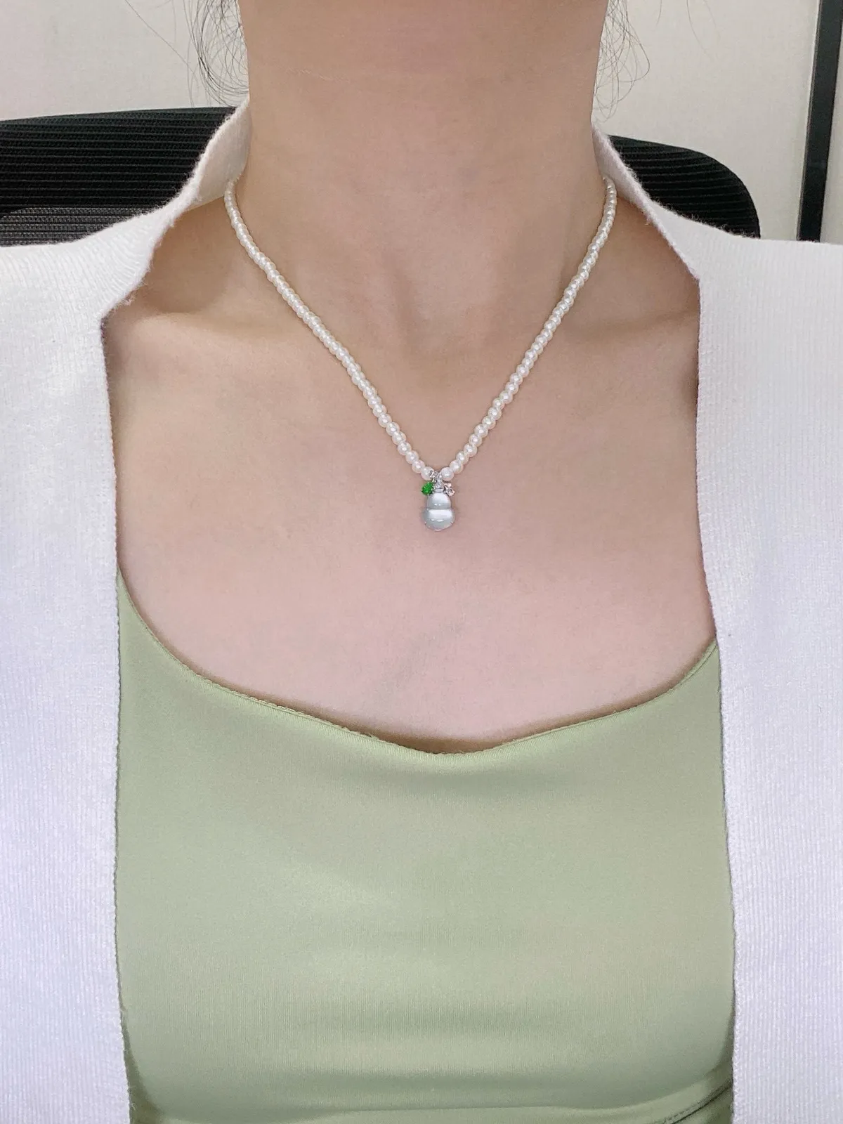 【冰种葫芦吊坠】质地细腻清爽，荧光感强烈，起刚光强烈，18K金钻镶嵌，裸石尺寸10.3*8.4*3毫米