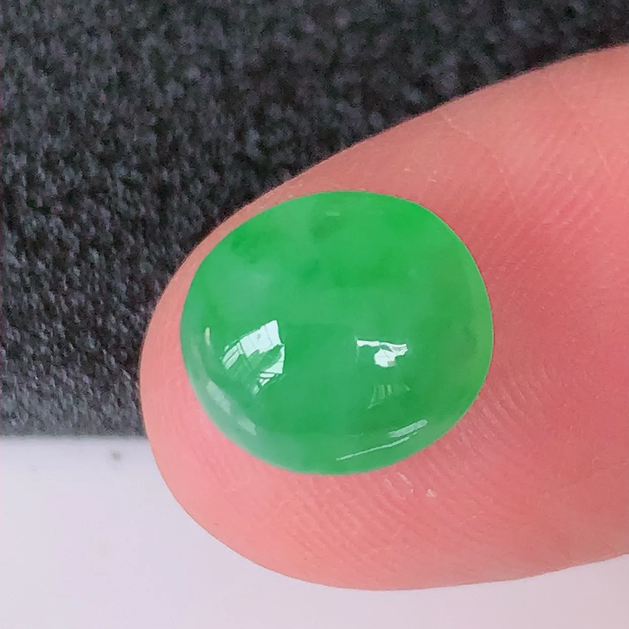 自然光实拍，冰种满绿翡翠蛋面，戒面，翠色灵动，玉质细腻，颜色漂亮，品相佳，佩戴佳品！#94.3尺寸10.5-9.5-5.5mm