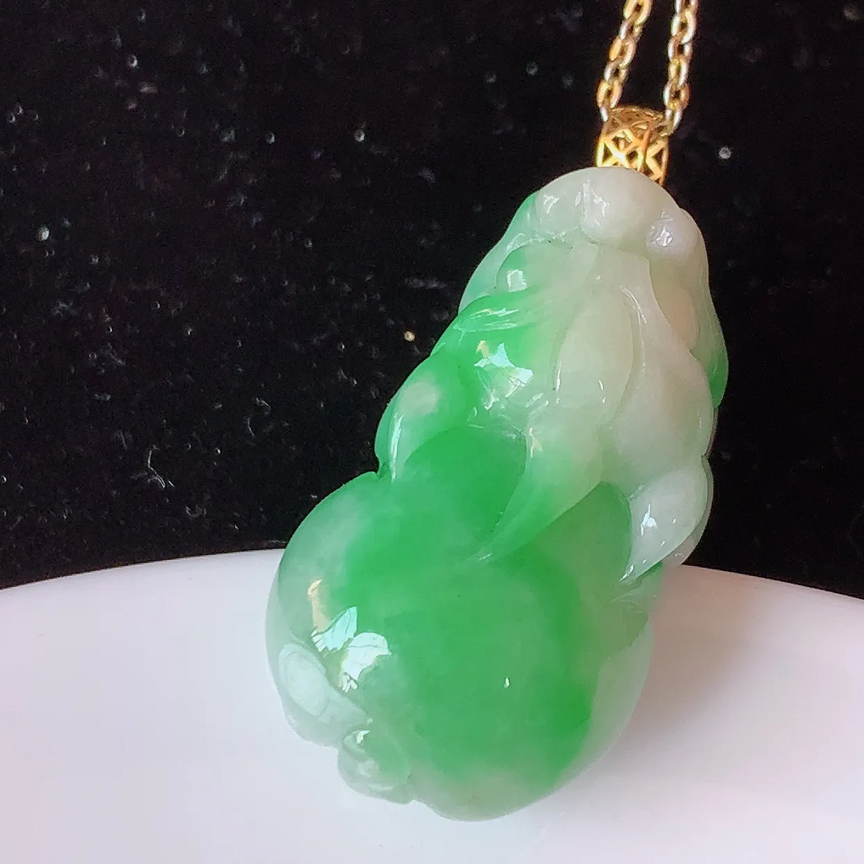 18K金镶嵌冰润飘绿貔貅翡翠吊坠，种老水足，雕工精湛 ，寓意美好，佩戴时尚出众！#1.5