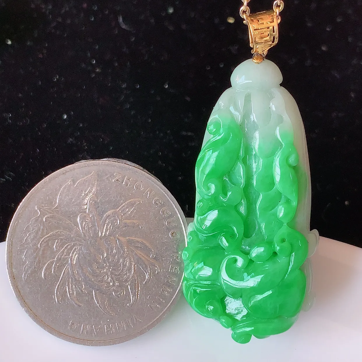 18K金镶嵌辣绿翡翠招百财白菜吊坠，百财聚来，财源滚滚，色泽鲜艳，精工水润的白菜，性价比高！#1.5