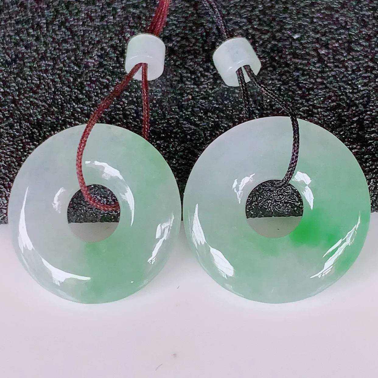 自然光实拍，冰种飘绿翡翠一对平安扣耳坠，翠色灵动，玉质细腻，颜色漂亮，品相佳，佩戴佳品！配图银线 #