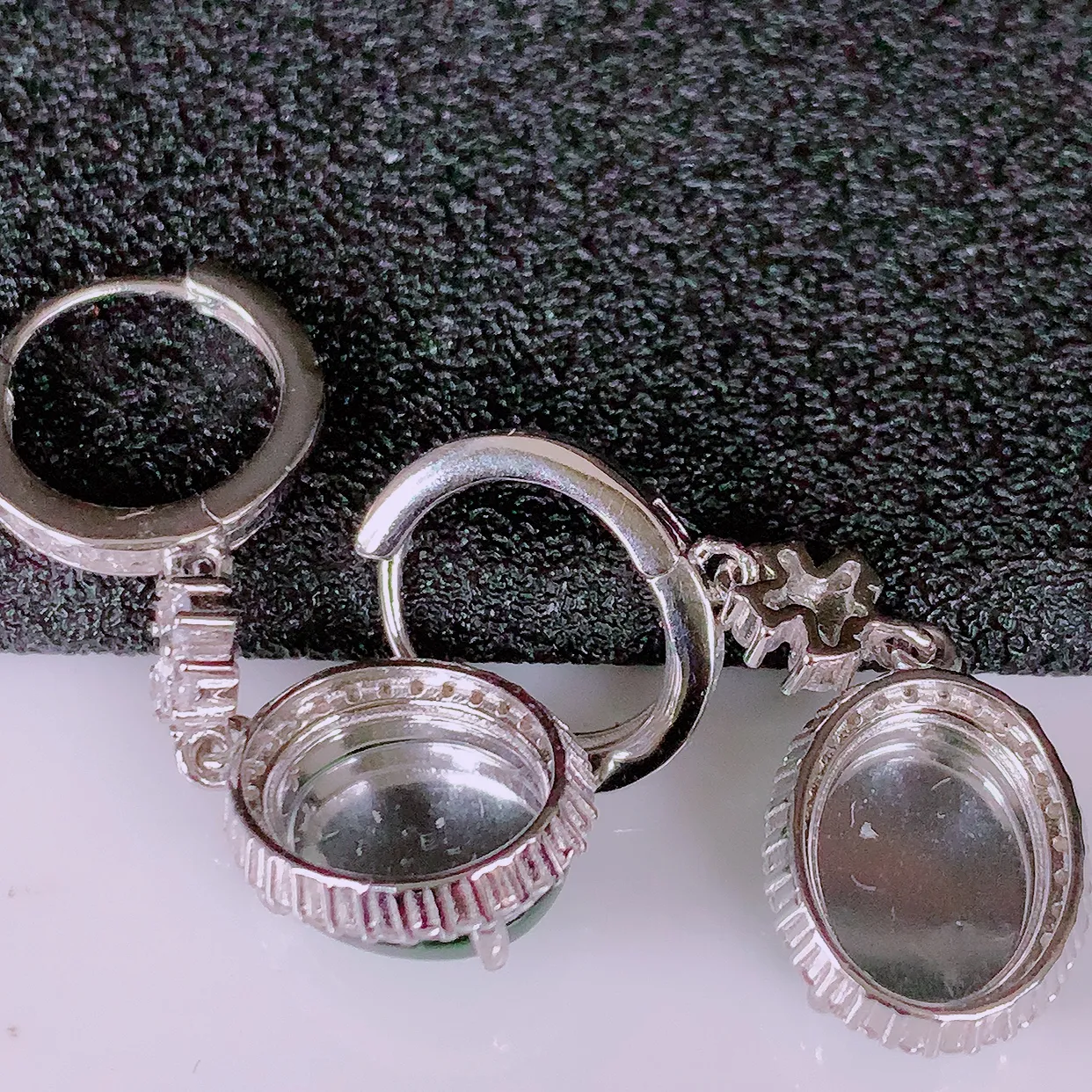 冰透满绿翡翠925银镶嵌，自然光实拍，翠色灵动，颜色漂亮，种老水足，品相佳，佩戴佳品！#97.3整体30.5*10*6裸石10*8