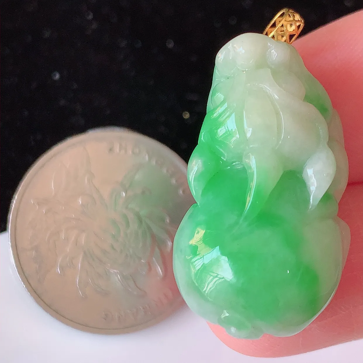 18K金镶嵌飘绿翡翠招财貔貅吊坠，民间有“一摸貔貅运程旺盛，再摸貔貅财运滚滚，三摸貔貅平步青云 ”的美好祝愿。#1.5